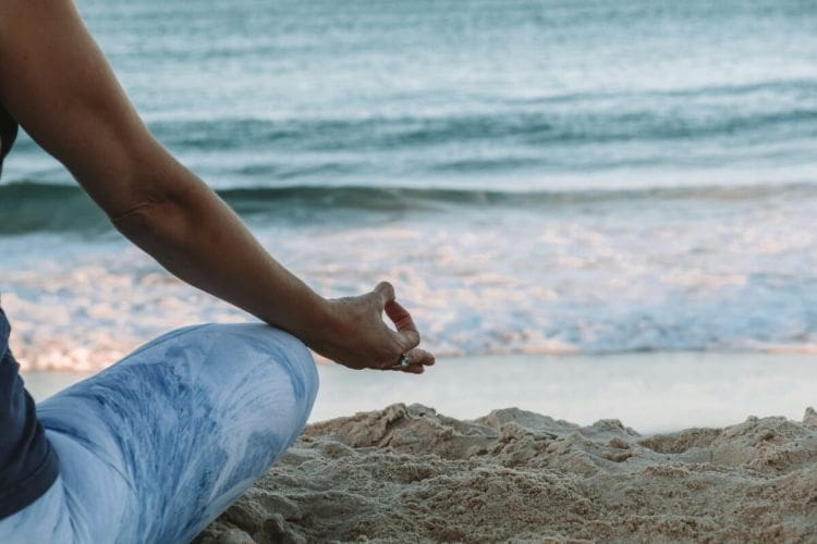 How to Stay Sober While Traveling or on Vacation (2025)