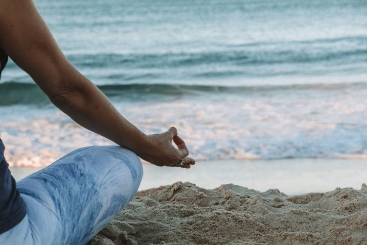 How to Stay Sober While Traveling or on Vacation (2025)